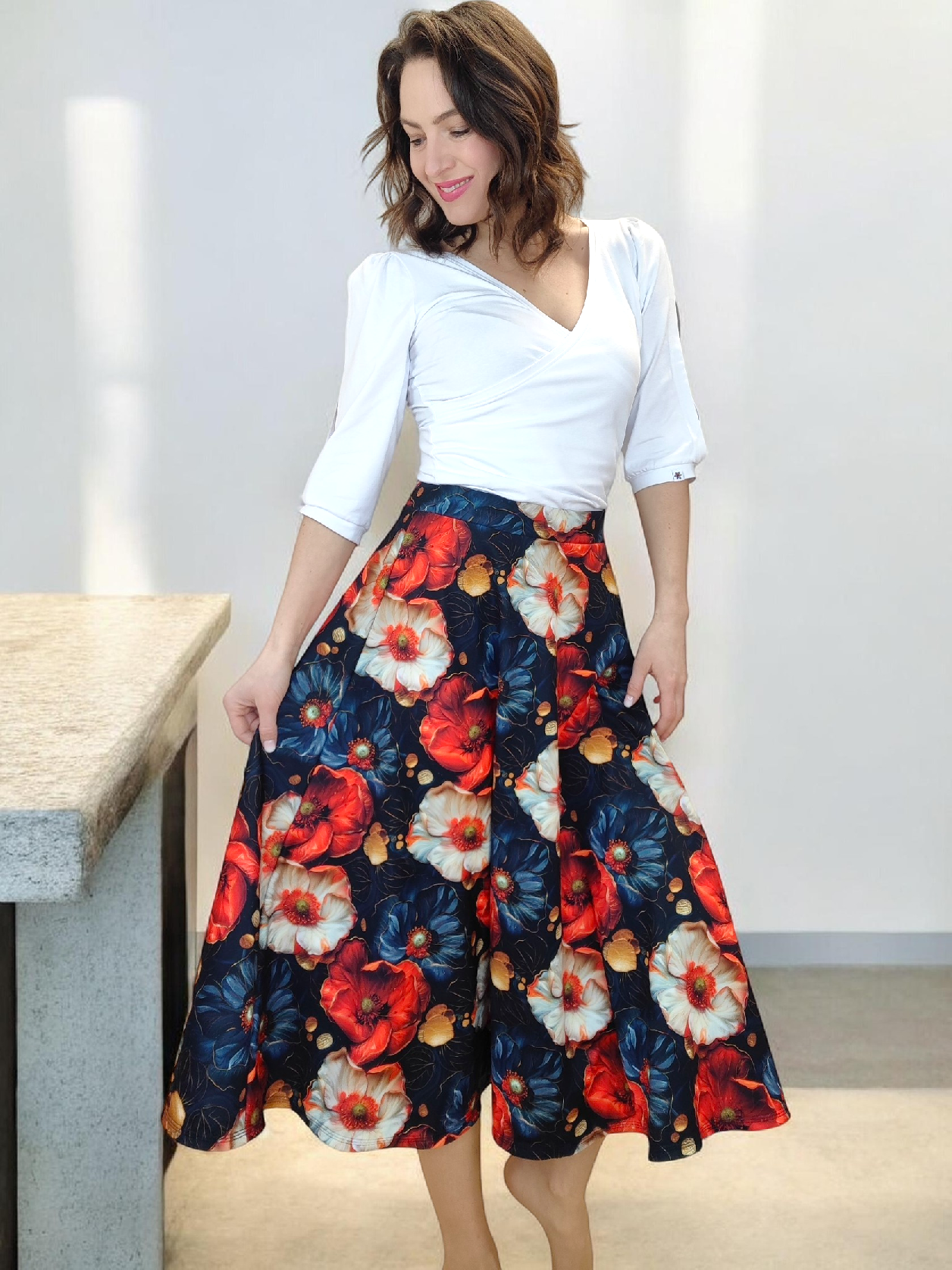 dámská půlkolová sukně do pasu AGÁTA červené květy midi délka